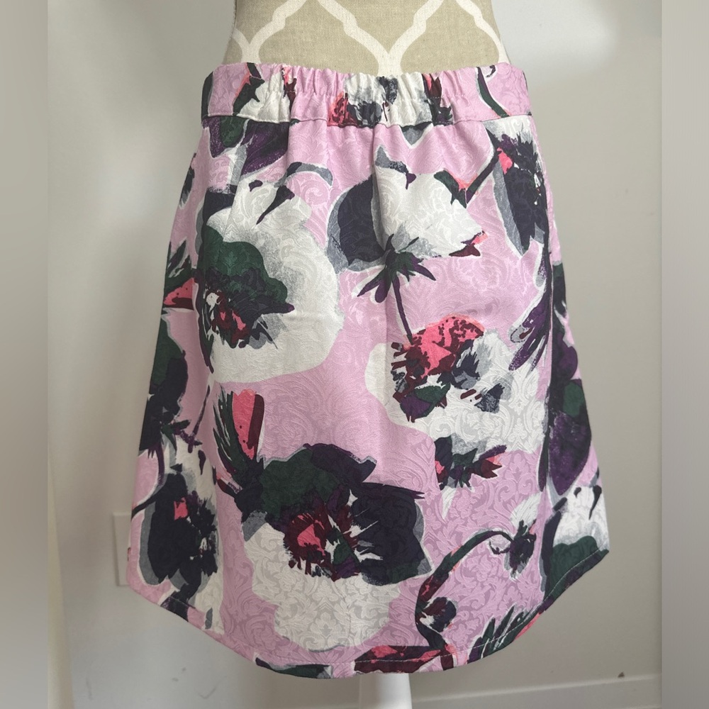 Amazing brand new quality mini skirt with gorgeous floral print - Picture 3 of 4